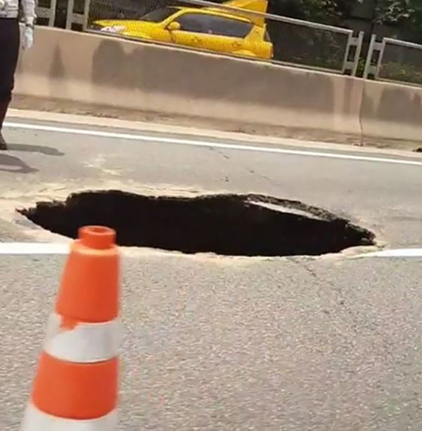 부산에 생긴 5m 깊이 싱크홀…'출근하다 세상 하직할 뻔