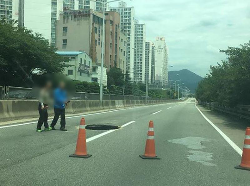 부산에 생긴 5m 깊이 싱크홀…'출근하다 세상 하직할 뻔
