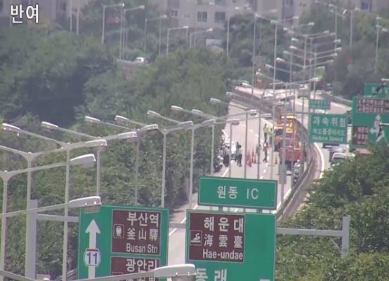 부산에 생긴 5m 깊이 싱크홀…'출근하다 세상 하직할 뻔