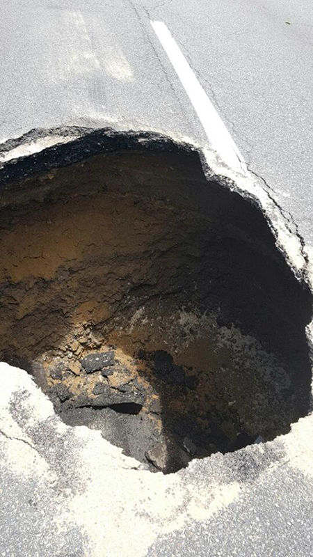 부산에 생긴 5m 깊이 싱크홀…'출근하다 세상 하직할 뻔