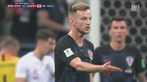 [영상][크로아티아:잉글랜드] 페리시치 "맞고 나갔어요!"&hellip;선언되지 않은 코너킥
