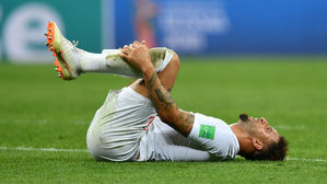 [영상][크로아티아:잉글랜드] "아 안되죠"&hellip;워커, 맞으면 안 될 곳을 맞고 '고통'