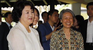 평창 에코백 손에 든 김정숙여사와 호칭여사(사진=연합뉴스)