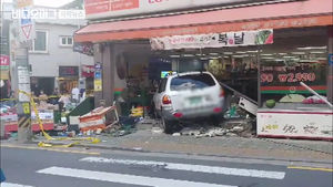 행인 두 명 치고 마트로 돌진한 SUV…"만취 운전 추정"