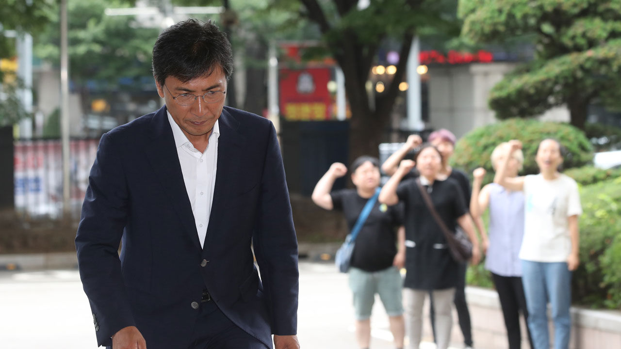 기사 대표 이미지:"김지은, 안희정을 아이돌 바라보듯…팬심·존경심 있어"