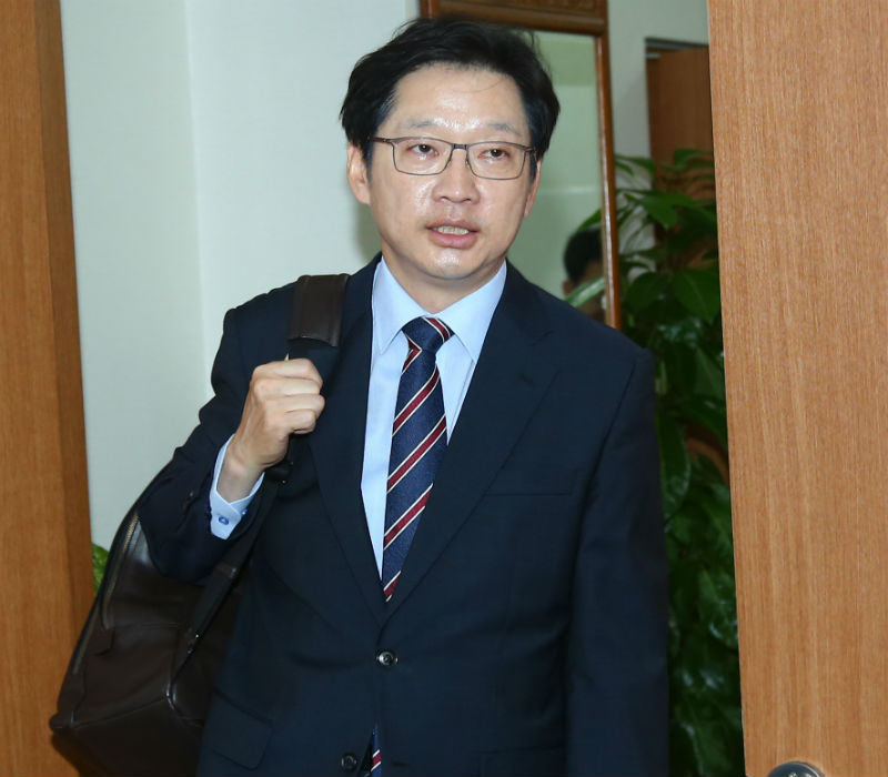 백팩메고 출근하는 김경수 경남도지사(사진=연합뉴스)
