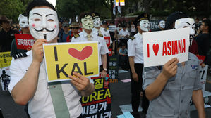 아시아나·대한항공 직원들 "'갑질' 총수 퇴진" 시위