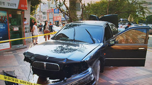 후진하던 승용차에 20대 아파트 경비원 치여 사망