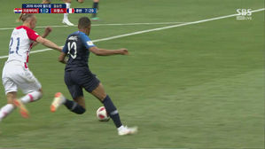 [영상][프랑스:크로아티아] 음바페, 스피드 살린 슈팅!&hellip;관중 난입으로 '잠시 중단'