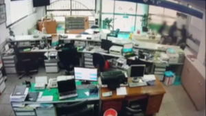 [영상] 복면강도 새마을금고서 4천300만 원 강탈&hellip;범행 CCTV 공개