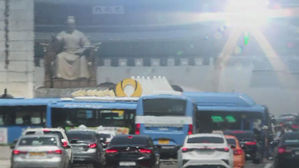 서울 올해 첫 '폭염 경보'…땡볕 아래 노동자는 '숨이 턱턱'