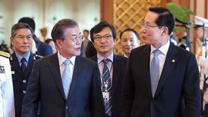 文 대통령 '先 기무사 개혁·後 보고 논란 규명'…송영무 문책도 시사