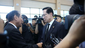 송영무 "의전 때문에 짜증" 발언에 일부 유가족 항의