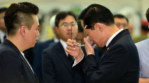 송영무 장관, 헬기사고 분향소 방문…일부 유족 항의