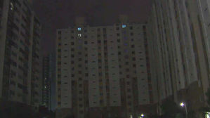 푹푹 찌는 더위에 정전까지…840여 가구 주민 불편