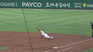 홈런만 잘 치는 게 아냐!…SK 로맥의 놀라운 '호수비'