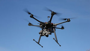 22층 아파트 창문에 뜬 몰카 촬영 의심 드론…경찰 늑장수사