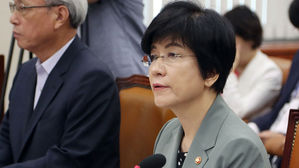 김영주 "최저임금 재심의 요청, 면밀히 검토해 조치"