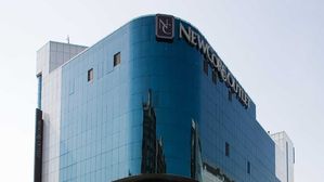 서울 서초구 뉴코아 쇼핑몰 천장서 시멘트 파편 떨어져