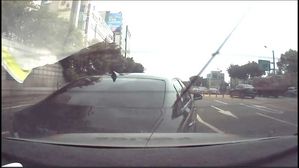 비탈길서 굴러내린 일촉즉발 차량 순찰차로 막은 경찰