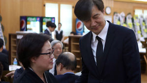 박상기 법무·조국 수석, 박종철 열사 부친 조문