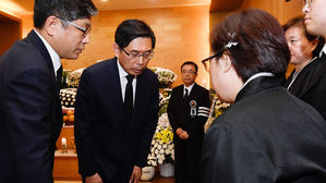 박상기 법무·조국 수석, 박종철 열사 부친 조문