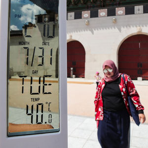 [포토] 서울 온도계는 40도…더운 나라 관광객도 '헉헉'