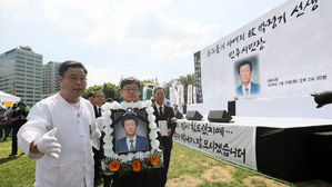 서울광장 들어서는 박종철 열사 아버지 영정 (사진=연합)