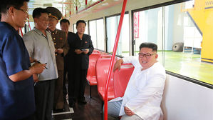 북한 신형 무궤도전차 김정은 시찰 (사진=연합뉴스)