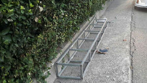 '터널 안 도로에 철제구조물이'…차량 4대 파손