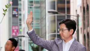지지자 향해 손 흔드는 김경수 (사진=연합뉴스)