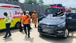 SUV 덮친 화물차 바퀴 (사진=연합뉴스)