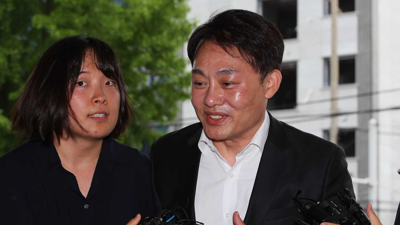 기사 대표 이미지:보물선 사기 신일 대표 경찰 출석…"죄송하다"