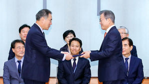 문 대통령, 이개호 신임 농림축산식품부 장관 임명장 수여