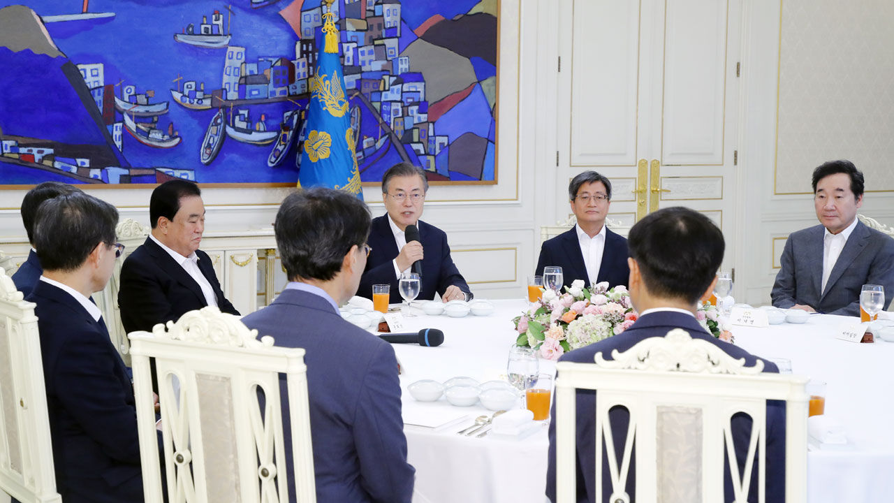 기사 대표 이미지:문 대통령 "헌법기관들 아직 국민 눈높이에 부족…신뢰 회복 과제"