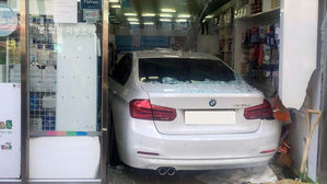 경기도 하남서 BMW 차량 약국으로 돌진…2명 부상