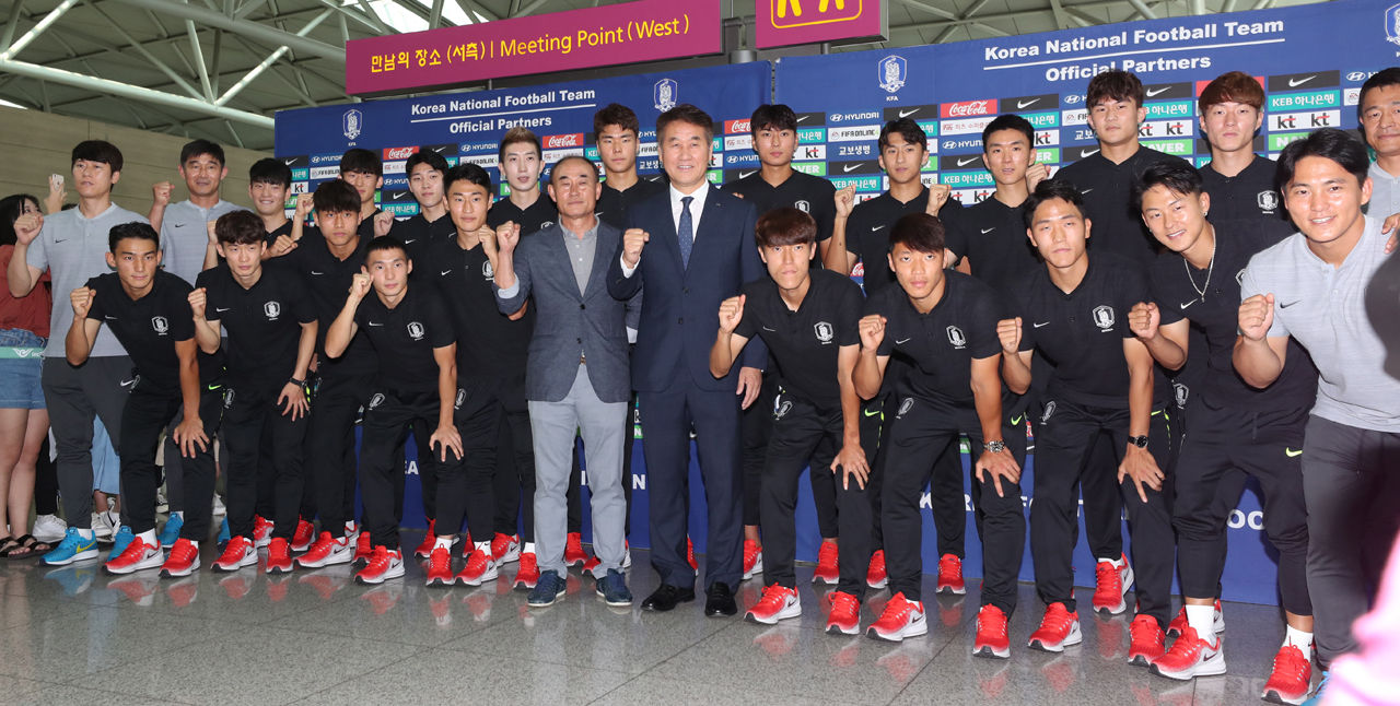 축구대표팀 출국에 팬들 북적…"부담감, 정면으로 돌파할 것"