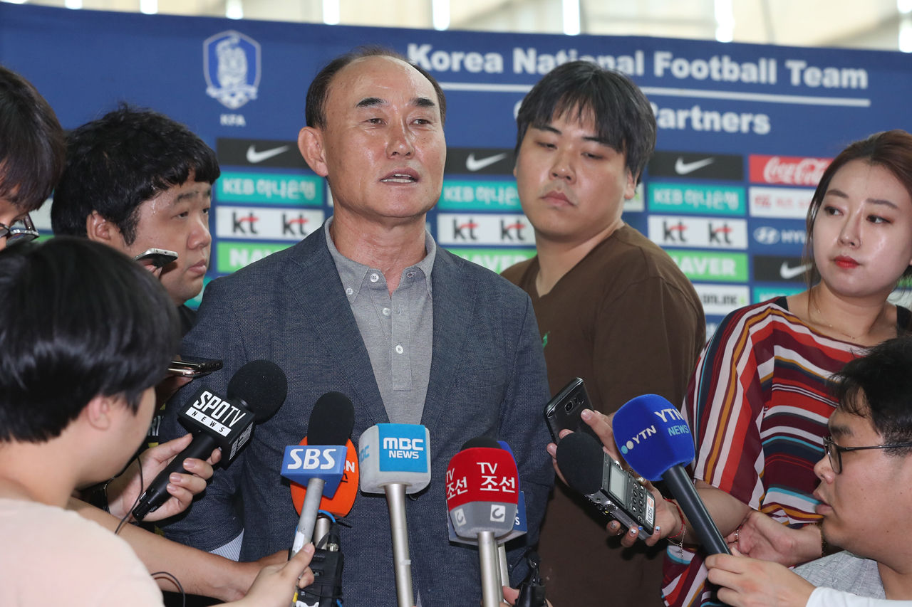 출국하는 축구 대표팀 김학범 감독 (사진=연합뉴스)