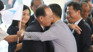 "또 만납시다" 남북노동자축구 北대표단 서울 떠나 귀환