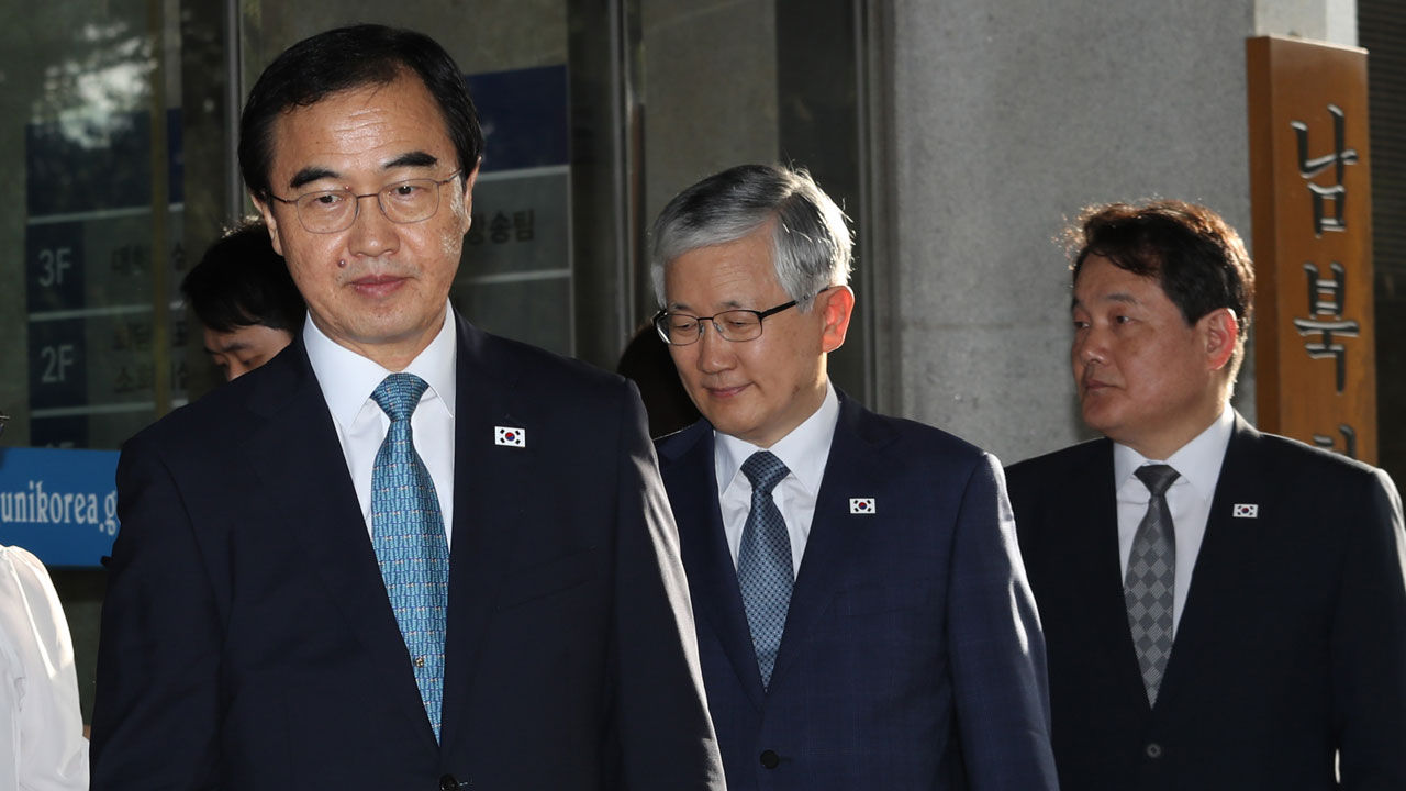기사 대표 이미지:조명균, "3차 정상회담 北 입장 들어볼 것…우리 생각도 얘기"