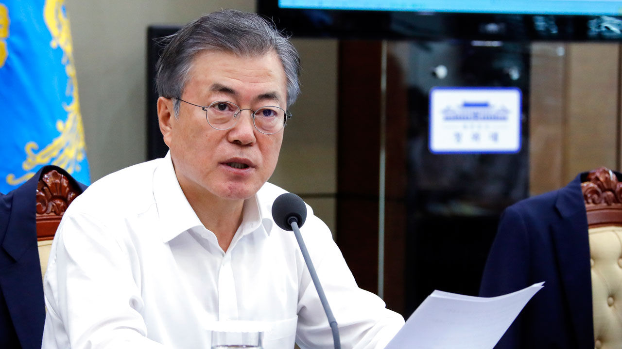 기사 대표 이미지:문 대통령 "입국장 면세점 도입 검토하라…신규 소비 창출 기대"