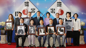 무릎 굽혀 인사한 문 대통령에 독립유공자 "달라진 예우 느껴진다"