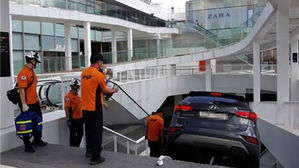 인천 쇼핑몰 지하 계단 돌진한 승용차 (사진=인천 송도소방서 제공/연합뉴스)