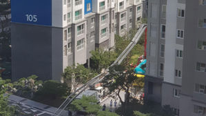 서울 아파트서 24층 높이 고가사다리 넘어져…인명피해 없어
