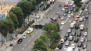 서울 역삼동서 대형 트럭 옆으로 넘어져…강남역 방면 정체
