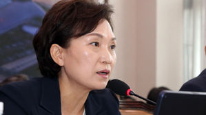 김현미 "서울 등 과열 지역 규제 지속…위축 지역 공급 속도 조절"