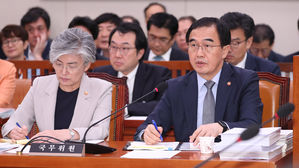 조명균·강경화 "남북 공동 연락사무소, 대북제재에 해당 안 돼"