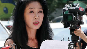 [현장영상] "연인 관계 입증할 자료 많아"&hellip;김부선, 30분 만에 조사 거부