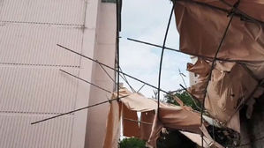 옆 아파트 덮친 재건축 철제 구조물…창문 뚫고 '쾅'