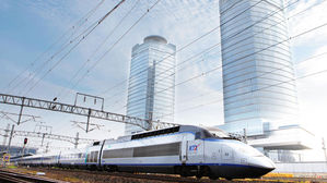 대전 코레일 사옥을 배경으로 달리는 KTX (사진=코레일 제공)